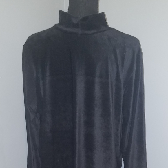 SLEEK BLACK RIBBED TOP WITH COLLAR CUTOUT - Picture 2 of 8